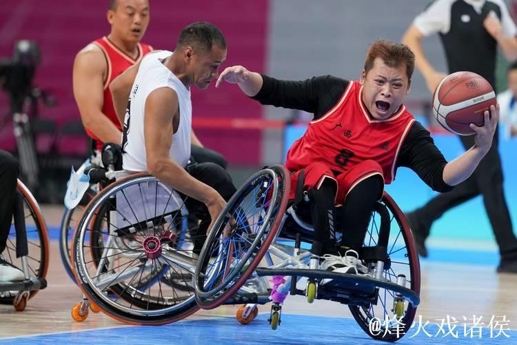 轮椅篮球赛场温暖一幕:摔倒运动员获众人协助扶起 轮椅篮球赛场温暖一幕:摔倒运动员获众人协助扶起